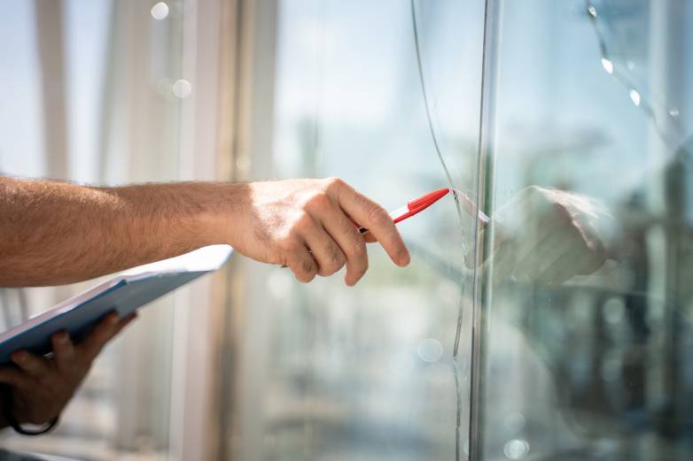 Prise de mesures adéquates vitre cassée 