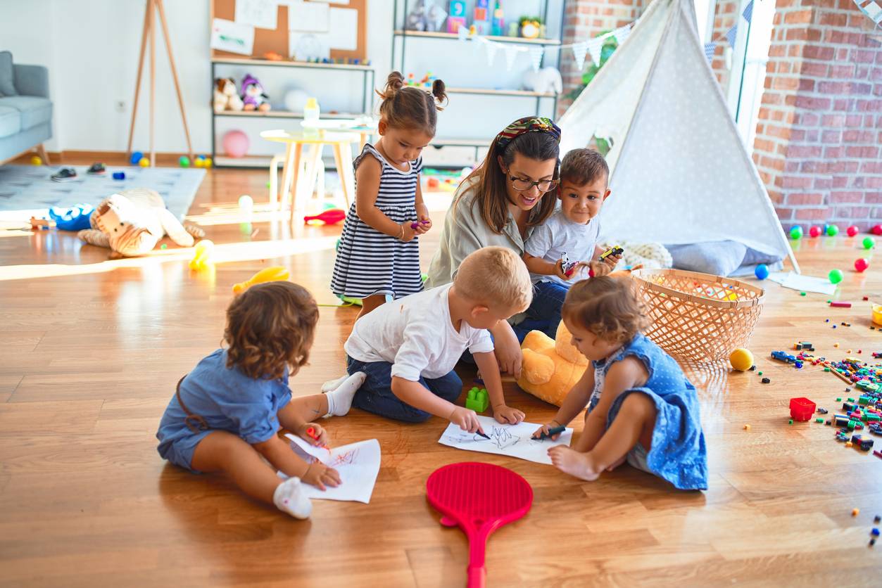 port de vêtements pour professionnels de l'enfance