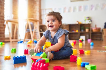 port de vêtements pour professionnels de l'enfance