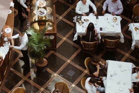 Les avantages des vitrines murales pour les professionnels CHR en cuisine